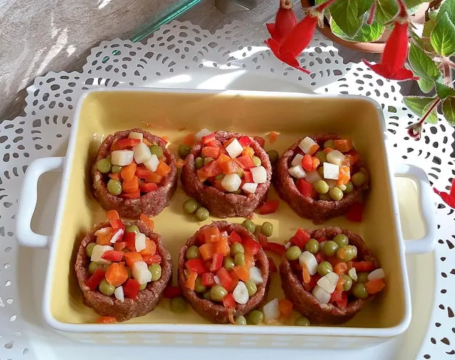 Garnitürlü Çanak Köfte